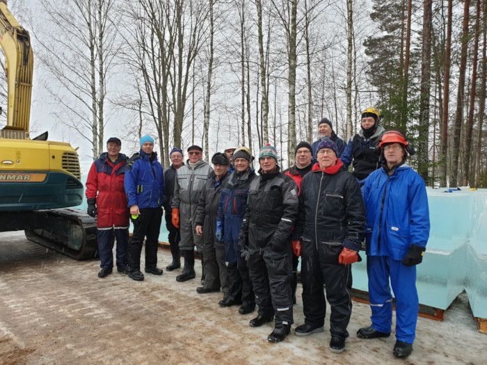 Talkoojoukko jäiden äärellä